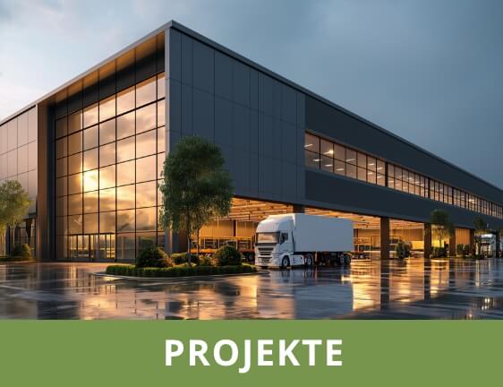 Außenansicht einer Industriehalle bei Sonnenuntergang.