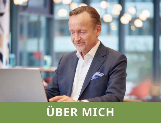 Max Schultheis arbeitet an einem Laptop