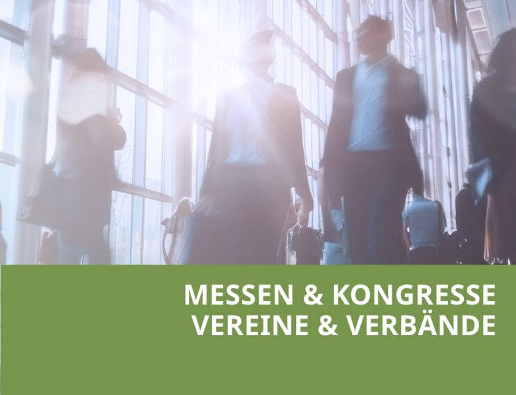 Menschen in Messehalle