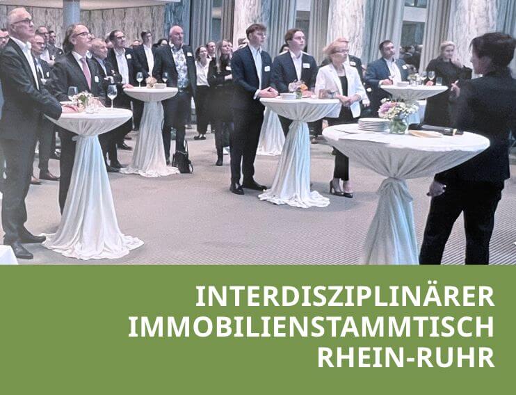 Veranstaltungssaal, viele Menschen stehen verteilt an Stehtischen