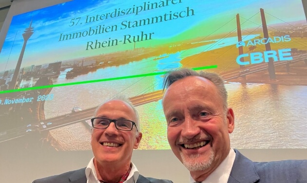 Max Schultheis in front of a screen displaying the title of the event.