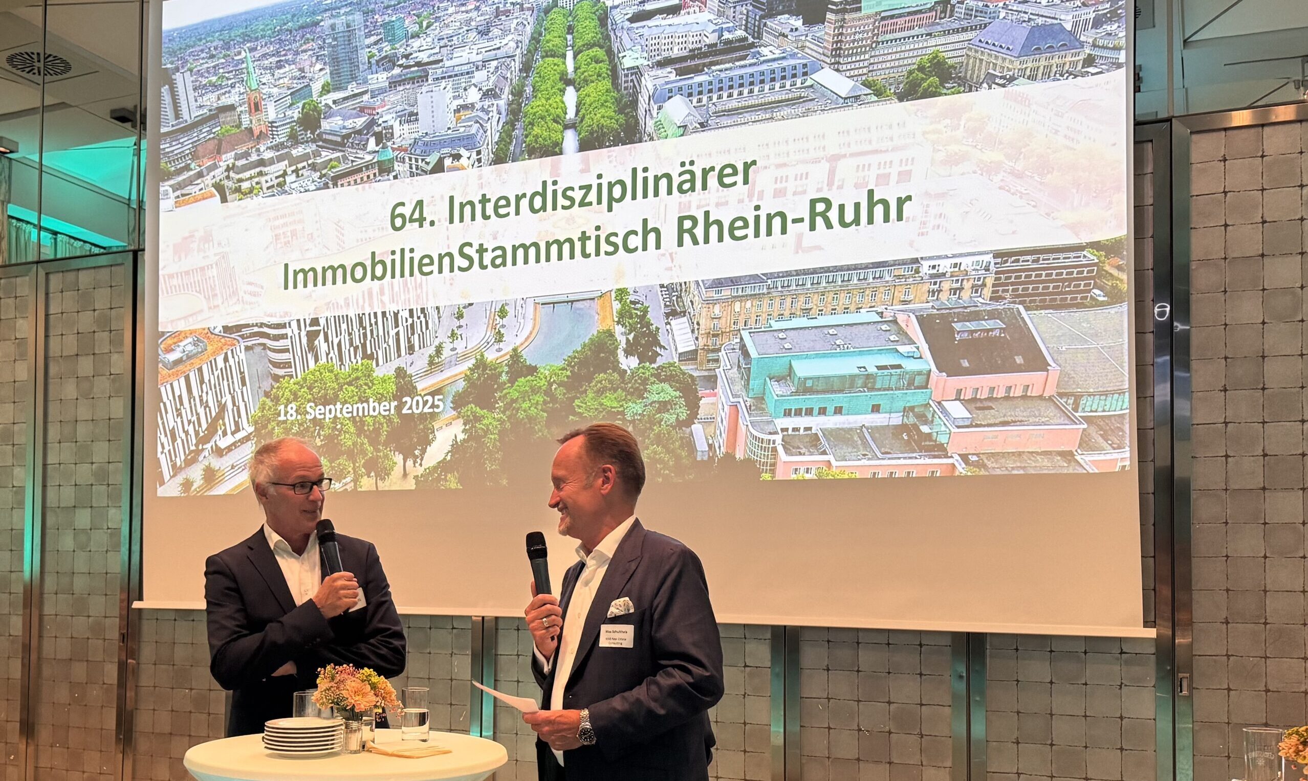 6 Personen vor einer Leinwand mit dem Titel der Veranstaltung.